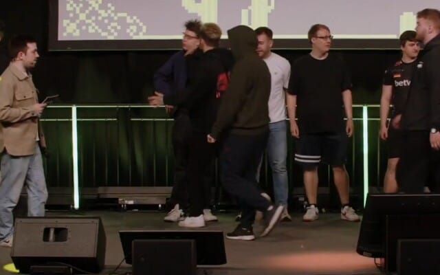 Cena de Bagunça no CS2: Jogador Profissional de Counter-Strike 2 é Banido por Agredir Adversário