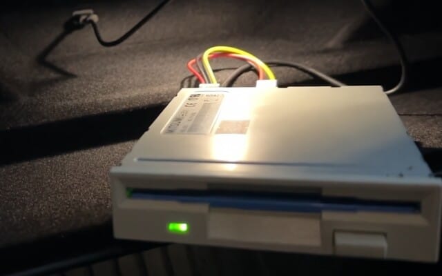 Drive de Disquete no Futuro: Um Engenheiro Desafia a Tecnologia!