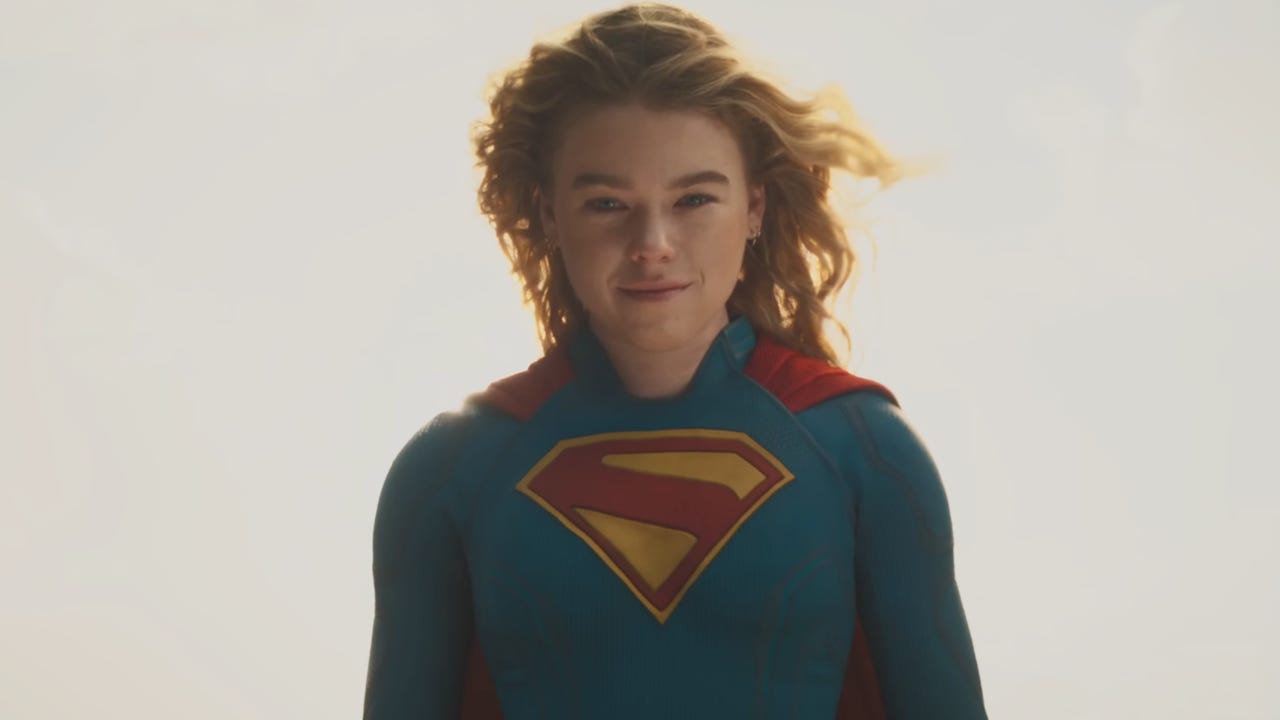 Milly Alcock Carrega um Pedacinho de História com o Seu Supergirl Cape