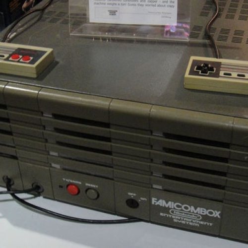 Descoberta de Famicombox Nintendo em Hotel de Amor
