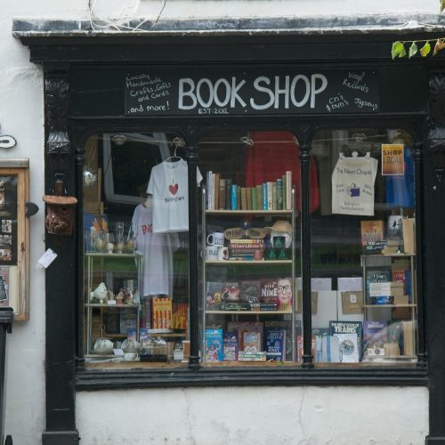 Doki Doki Literature Club é Removido da Loja Play Store: Uma Controvérsia que Atormenta os Fãs