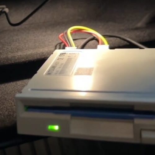 Drive de Disquete no Futuro: Um Engenheiro Desafia a Tecnologia!