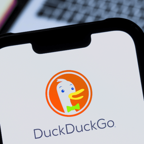 DuckDuckGo explode em popularidade após Google dar sinal verde para IA!