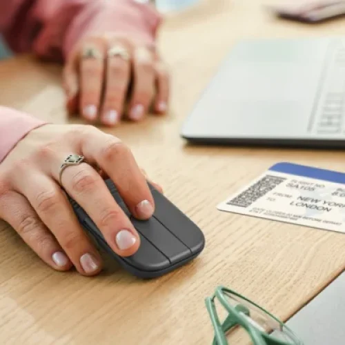 Logitech revoluciona mouse com design inovador e carregamento rápido