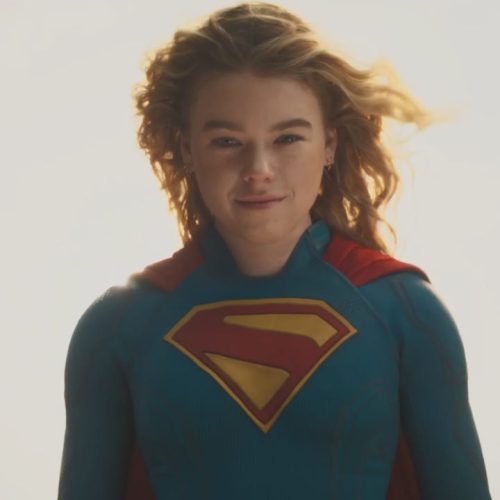 Milly Alcock Carrega um Pedacinho de História com o Seu Supergirl Cape