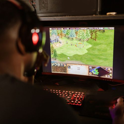 RuneScape desafia os consoles: Dragonwilds explode em PS5 com PS Plus!