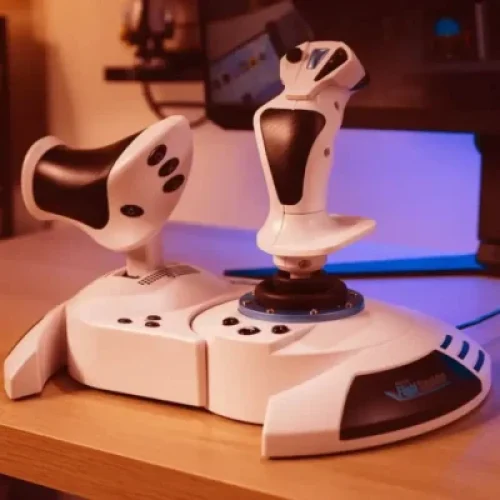 Thrustmaster surpreende: controle licenciado para MSFS chega ao PS5, PS4 e PC