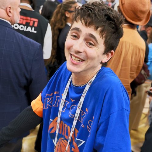 Timothée Chalamet Pega em Riso com o Óscar após Vitória dos Knicks